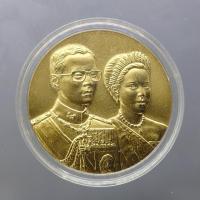 ราคา เหรียญที่ระลึกพระราชทาน ในหลวง ร.9 และพระราชินี เนื้อกะไหล่ทอง ขนาด 3 ซม. ทรงกลม (แจกเฉพาะข้าราชการ ใกล้ชิดพระองค์) (49701914569)