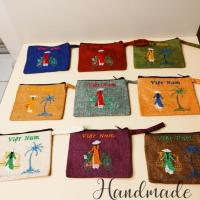 ราคา กระเป๋าสตางค์มินิผ้าปอกระเจาปักภาพสาวอ้วยไดเวียดนาม (43014547973)