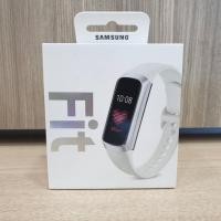 ราคา พิเศษลดราคา Samsung Galaxy Watch Fit Sliver/ขาว สินค้าใหม่ ยังไม่ถูกแกะกล่อง ประกันศูนย์ ย้ำ !!! ของใหม่มือ 1 (6418962372)