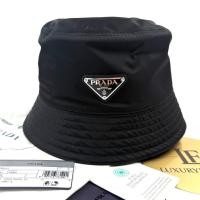 ราคา หมวก Prada Bucket Nylon Logo สามเหลี่ยม 2HC137 สี Black ของแท้ 100% (44470996111)