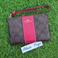 ราคา เหมือนใหม่ ลายซี คล้องมือ S1ซิป มือสองของแท้ CoachCoach F58035 Signature Corner Zip Wristlet สีน้ำตาลเข้มลายซี คาดแดง (20911828955)