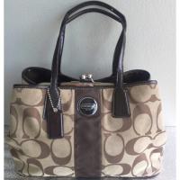 ราคา กระเป๋า coach งานแท้ มือสองทรงถังสภาพดีราคาถูกสภาพ 90%ค่ะขอลูกค้ารับได้นะคะ (1249147019)