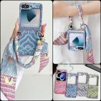 ราคา SAMSUNG สไตล์แห่งชาติเมฆเย็บปักถักร้อยหนังกรณีโทรศัพท์ ซัมซุง กาแลคซี Z พลิก6 Z พลิก5 Z พลิก4ปลอกด้วยผ้าพันคอไหมข้อมือโซ่กันกระแทกป้องกันเปลือกแข็ง Z พลิก6 พลิก5 (28362774415)