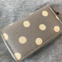 ราคา cath kidston แท้ รุ่น double zip purse embossed button spot grey (22707716733)