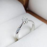 ราคา Solitaire with ribbon accent diamonds ring แหวนเพชรชูประดับเพชรบ่าข้างลายริบบิ้น (21881585422)