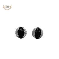 ราคา ต่างหูเงินแท้เคลือบทองคำขาวทรงกลมก้านเสียบตกแต่งด้วยนิลสีดำแท้และเพชร CZ (26762862174)