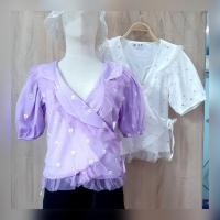 ราคา เสื้อซีทรูคอปก ปักดอกเดซี่ แต่งระบาย ผูกไขว้หน้า แขนตุ๊กตา ซับในทั้งตัว สวยหรู (8152878808)