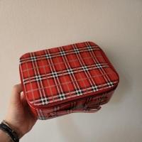 ราคา มือสอง กระเป๋าใส่เครื่องสำอางค์ สีแดง สภาพดี (17793314426)