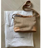 ราคา ส่งต่อกระเป๋าผ้าทอสายหนัง Charles jourdan Paris ของแท้ 100%พร้อมถุงผ้าแบรนด์สภาพเหมือนใหม่ (22468492683)