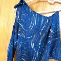 ราคา เสื้อเปิดไหล่1ข้างแขนยาวมีโบว์ตรงไหล่แขนแหวก2ช่วง ใส่ครั้งเดียวของแม่ค้าเองส่ง (2379684649)