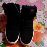 ราคา รองเท้ายี่ห้อ FiLa มือสองสภาพ 85% (1069068422)
