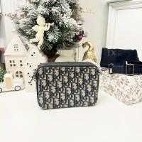 ราคา Like new ‼️ Dior zipped pouch with strap ปี2019 สภาพสวย ขอบมุมงาม ภายในสะอาด ใช้งานทั่วไป รุ่นฮิต ใบนี้ใช้ง่าย ปรับสายสั (26369399076)