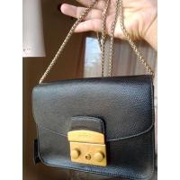 ราคา กระเป๋าสะพายข้างหนังแท้ แบรนด์แท้ furla ไซส์ 6.5 นิ้ว สูง 5.5 นิ้ว สภาพสวยๆ อะไหล่เงินสวยๆ มีป้ายแบรนด์ แท็กขาวครบ (20029510875)