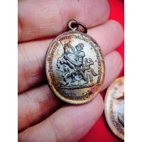 ราคา เหรียญ รวมใจไทยกู้ชาติ หรือ เหรียญทวีชัย หน้ารูปพระเจ้าตากสินทรงม้าออกสู้ศึก หลังรูปสมเด็จพระนเรศวรมหาราชครึ่งองค์ ปี 36 (41025364248)