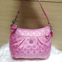 ราคา กระเป๋าสะพายโค้ช​ Coach ของแท้​ มือ2 สภาพดีอะไหล่สีเงิน เป็นผ้าสีชมพูลายซี​ 9นิ้ว​ (2366400272)