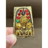 ราคา สมเด็จทรงช้าง ประดับดอกไม้ หลังหลังเหรียญ ร.5 ประดับพลอยและเครื่องทองเหลือง กรุวัดพระแก้ว (18179174876)