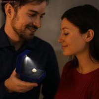 ราคา DAPPERGENT กล่องเครื่องประดับแหวน LED,เคสใส่แหวนสีทึบกํามะหยี่,รูปทรงสี่เหลี่ยมที่ละเอียดอ่อนทนทานนํากลับมาใช้ใหม่ได้ไฟ LED เคสแสดงแหวนครบรอบ (50652132092)