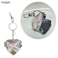 ราคา WILI พวงกุญแจคู่รักมีสไตล์ริบบิ้นประดับกุทัณฑ์พวงกุญแจจี้กระจกหัวใจ (55702977565)