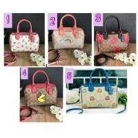 ราคา Coach แท้ ✔️ กระเป๋าทรงหมอน 9" ลายพิเศษ | Coach Mini Bennett in Signature Canvas (2439951672)