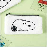 ราคา [Daiso Korea] กระเป๋านุ่มปักลาย Snoopy – กระเป๋าเครื่องสําอางและเครื่องเขียนอเนกประสงค์ (17.5x12ซม.) (27789644989)