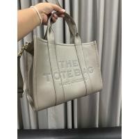 ราคา ‼️ โปรดอ่านรายละเอียดสินค้า TOTE BAG MARC JACOBS หนังแท้ ไซส์ M ของแท้ มือสอง สภาพดีมากๆ ใช้งานแค่ 3 ครั้ง (26807974361)