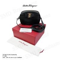 ราคา Salvatore Ferragamo กระเป๋าสะพายใบเล็ก รุ่น Black Vara Bow Crossbody Bag Code: 21H498 706502 (15739283453)