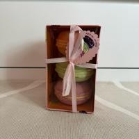 ราคา กล่องใส่ของรูปมาการอง สภาพใหม่100% พลาสติกเหลืองเกิดจากการเก็บ ตัวมาการองสีปกติค่ะ (27684687042)