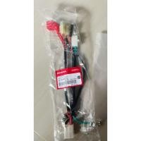 ราคา ชุดสายไฟขั้วแบตเตอรี่ Wave125i ปี2005 สตาร์ทมือ ไฟเลี้ยวบังลม แท้ศูนย์ 32103-KPH-700  (49401411765)