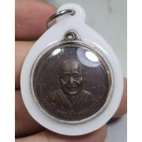 ราคา เหรียญกลมครึ่งองค์หลวงปู่บุดดาหลังพระพุทธศรีจัตุรัสชัยภูมิ (23867963608)
