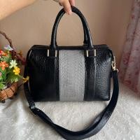 ราคา Nicole Miller แท้ ทรงหมอนหนังแท้ สายยาวเดิม สภาพมีร่องรอยใช้งานมือสอง ซับในสะอาดสวย ตำหนิแก้ไขสี ขนาด 11 x 5 x 8 นิ้ว (26290108319)