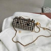 ราคา สีดำและสีขาวจับคู่ ตาหมากรุก โซ่กระบอกแฟชั่นหนังนิ่มกระเป๋าสะพายซิปมือ (23856350699)
