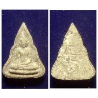 ราคา พระผงพิมพ์สามเหลี่ยม หลวงพ่อโบสถ์น้อย วัดอัมรินทราราม เนื้อเทาแก่มวลสารผสมแร่ศักดิ์สิทธิ์ ปี 2526 พร้อมกล่องเดิม (1695981040)