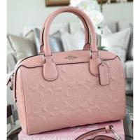 ราคา แท้ COACH หมอน 9 นิ้ว หนังปั๊มลาย C นูน สีนู้ดชมพู (Petal) F41343 รุ่น Mini Bennett Satchel In Signature Leather (2415006195)