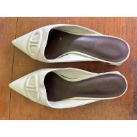 ราคา รองเท้าสีขาว size 38 ป้าย CHARLES & KEITH (มีตำหนิตามรูปภาพขอคนรับได้) (41556989264)