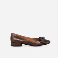 ราคา KENNETH COLE รองเท้าส้นแบนผู้หญิง รุ่น ATLAS FLAT BROWN สีน้ำตาล ( FLT - GS23ATF16-200 ) (28801062724)