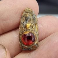 ราคา พระรอดเนื้อชินทอง ติดเม็ดพระธาตุ (เล็ก) กรุดอยไซ (29741227379)