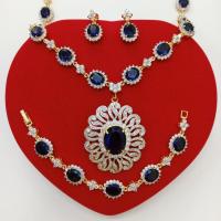 ราคา ชุดสร้อยคอ มือ หู พลอยสีไพลินล้อมเพชร CZ จี้ล้อมเพชรลายพริ้ว ชุบทองไมครอนหน้าทองคำขาว (แยกจี้ออกมาใช้เป็นเข็มกลัดได้) (25878789551)