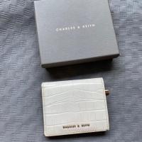 ราคา กระเป๋าสตางค์ Charles & Keith มือสอง แท้ ซื้อจากช็อปไทน สีครีม (25107564789)
