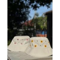 ราคา หมวกบักเก็ต หมวกลูกฟูก งานปักมือ (น้องทานตะวัน & น้องอ่อนหวาน) ด้านเดียว (23089643868)