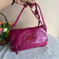 ราคา Marc By Marc Jacob แท้ ฐาน 10.5 นิ้วสูง 6.5 นิ้ว หนังแท้ ทรงพับ สีสวยหนังฉ่ำ ภายในสะอาด ร่องรอยใช้งานเล็กน้อย 650 บาท (29822395384)