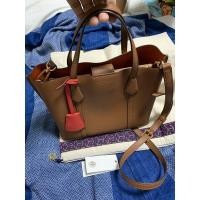 ราคา TORY BURCH NEWYORK PERRY SMALL TRIPLE COMPARTMENT TOTE (12812460915)