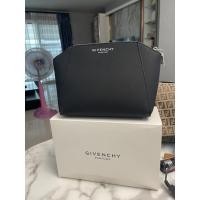 ราคา กระเป๋าเครื่องสำอาง Givenchy พร้อมกล่อง ของใหม่ (23307932264)