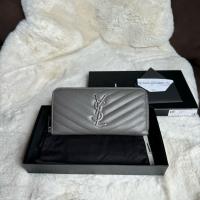 ราคา Very good condition‼️Ysl zippy long wallet ปี2017 สีเทา สภาพดีเลยค่า รอยใช้งานทั่วไป ขนแมวประปราย ขอบมุมสวย หนัง (24866889273)
