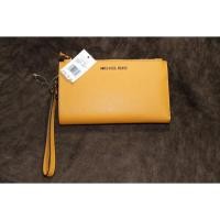 ราคา ขาย!!..กระเป๋าสตางค์ ผู้หญิง ยี่ห้อ Micheal Kors สีเหลือง ของแท้100% มือ1 (4871222824)