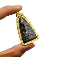 ราคา หลวงปู่ทวด พระอาจารย์ทิม วัดช้างให้ รุ่น 101 ปี เนื้อรมดำ แบบเลี่ยมกรอบทองไมครอน (25564086432)