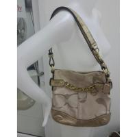 ราคา กระเป๋าสะพายไหล่ COACH ของแท้จากUSA มือสอง สภาพดี สายสะพายไหล่มีรอยสีถลอกนิดหน่อย ขนาดกว้าง11นิ้ว สูง10นิ้ว (4335553112)