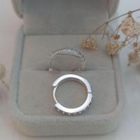 ราคา [พร้อมส่ง] ต่างหูห่วงเงินแท้ 925 Huggie CZ / Huggie CZ Sterling Silver Hoop Earrings. Silver Thai (23684715423)