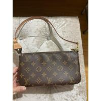 ราคา กระเป๋า Louis Vuitton Pochette มือ2 ของแท้100% ร่องรอยการใช้งานทั่วไป คาวไฮด์คล้ำลง ไม่มีตำหนิหนัก (42559275742)