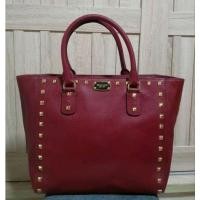 ราคา กระเป๋า Michael kors แท้ รุ่น Sandrine Stud สีแดงไซส์ ไซส์ 11 นิ้ว สวยๆ ไม่มีสายยาว ขาย 590 บาทค่ะ (28404071458)