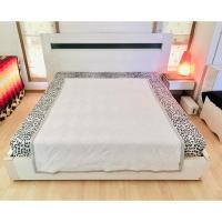 ราคา ผ้าปูรองนอน/รองกันเปื้อน/รองโซฟา ขนาด 4.5-5ฟุต สีขาวลายเส้นกราฟฟิก ยี่ห้อ LiveEdge มือสองขายตามสภาพ เกาหลีแท้ (28603385683)